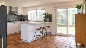 Fridge, microwave, oven, stovetop - Bloomwood Mt Franklin near Daylesford (Mount Franklin)