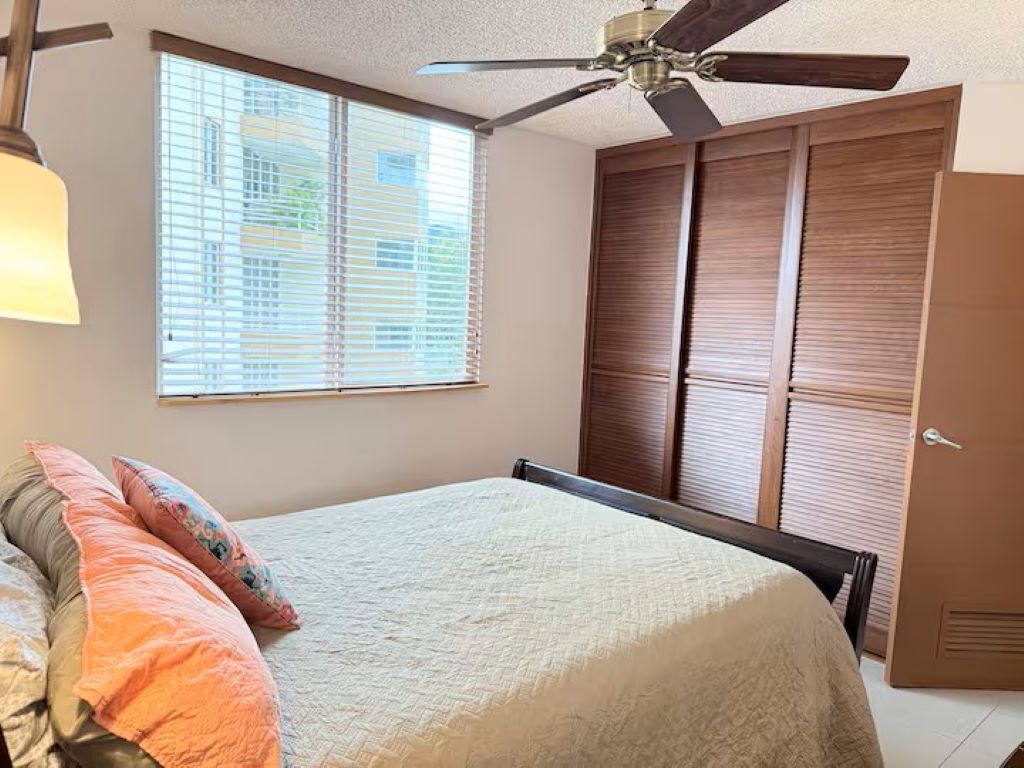 2 quartos, ferros/tábuas de passar roupa, acesso à internet