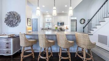 冰箱、微波炉、烤箱、炉灶