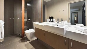 Shower, hair dryer, towels, shampoo - Villa 7 Hepburn Springs (Hepburn Springs)