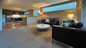 TV, fireplace, offices - The Retreat at Villa 7 (Hepburn Springs)