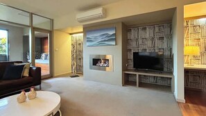 TV, fireplace, offices - The Retreat at Villa 7 (Hepburn Springs)