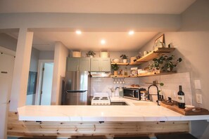 Microwave, oven, stovetop - Peaceful 1-bedroom condo in charming Friday Harbor (Friday Harbor)