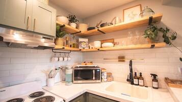 Micro-ondes, four, plaque de cuisson