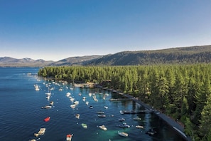 Marina - Tahoe Park Cabin: Hot Tub, Fireplace + Private Beach (Tahoe City)