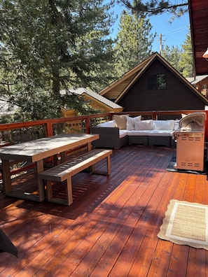 Outdoor dining - Tahoe Park Cabin: Hot Tub, Fireplace + Private Beach (Tahoe City)