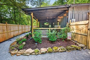 Property grounds - Hillside Hideaway | Fire pit, Hot Tub, & Grill (Blue Ridge)