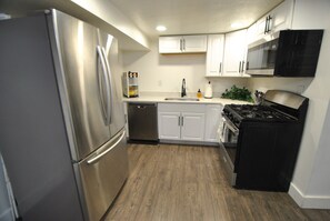 Een koelkast, een microgolfoven, een oven, een kookplaat