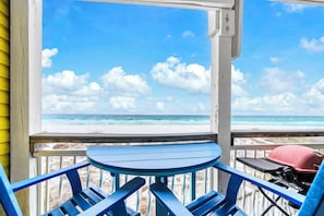 Outdoor dining - Gulf Front Honeymoon Studio - On The Sand - Parking & Washer/Dryer (Miramar Beach)