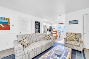 TV - Gulf Front Honeymoon Studio - On The Sand - Parking & Washer/Dryer (Miramar Beach)