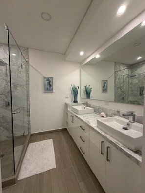 Dusche, Haartrockner, Handtücher, Seife