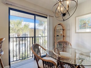 Dining - Chillax Island Condo – Beach, Bay & Pool (Englewood)