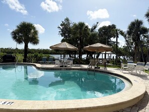 A heated pool - Chillax Island Condo – Beach, Bay & Pool (Englewood)