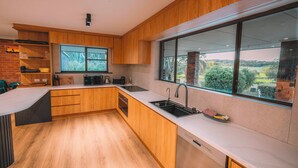Una cocina moderna con armarios de madera, un ventanal y vistas al exterior.