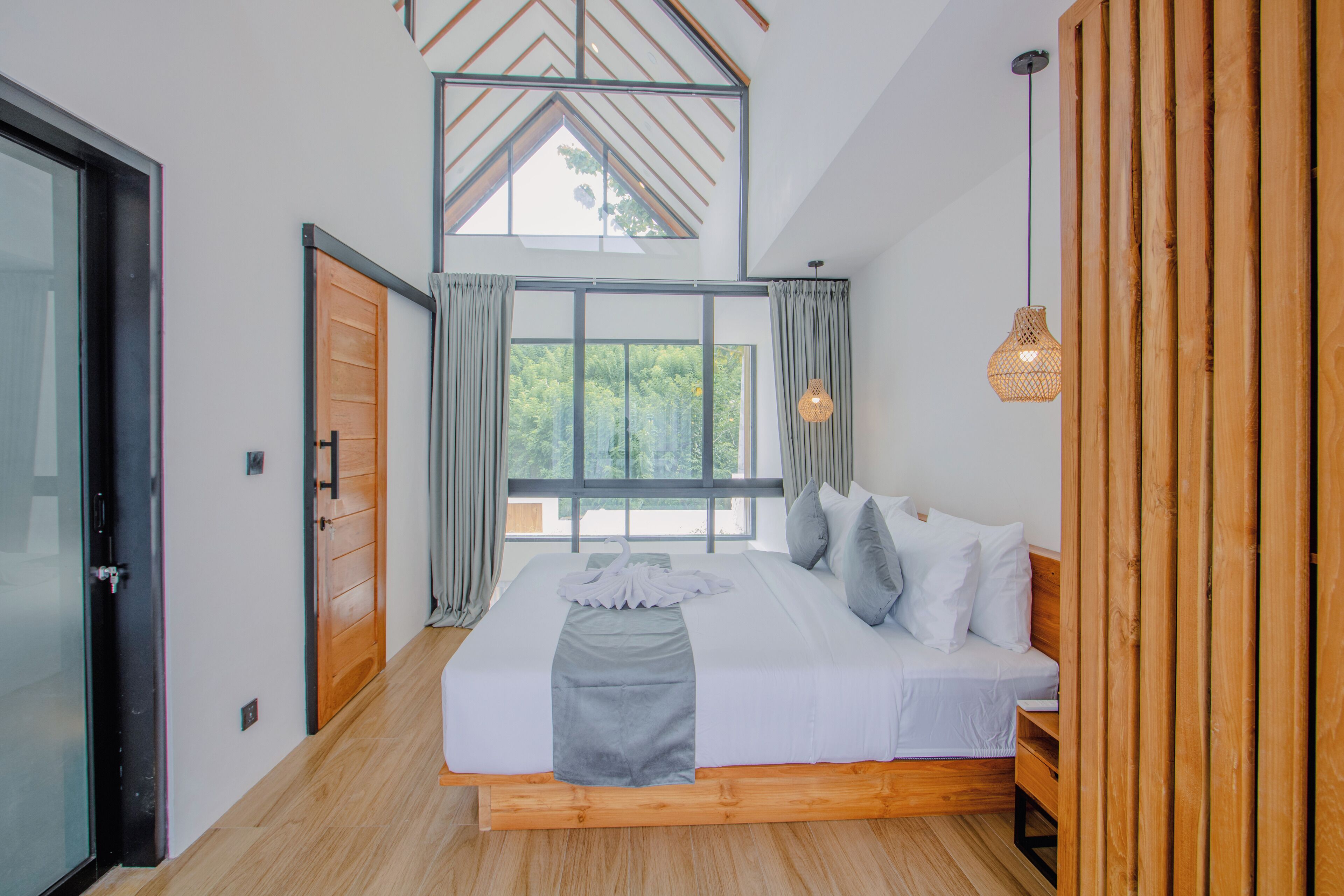 Villa de diseñador, vista a la alberca | Caja de seguridad en la habitación y escritorio 