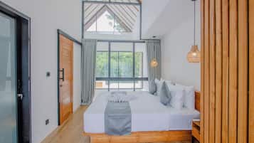 Villa de diseñador, vista a la alberca | Caja de seguridad en la habitación y escritorio