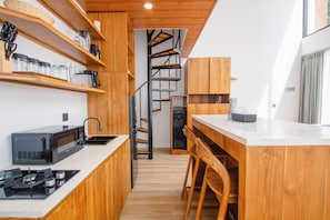 Villa de diseño, vistas a la piscina | Cocina privada | Frigorífico, microondas, placa de cocina y utensilios de cocina