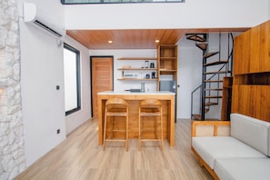 Villa de diseño, vistas a la piscina | Cocina privada | Frigorífico, microondas, placa de cocina y utensilios de cocina