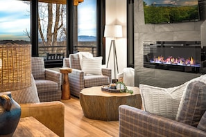 Smart TV, fireplace - Earth Lodge: Luxe Mountain Retreat with Indoor Pool, Views and Fire Pit (Sevierville)