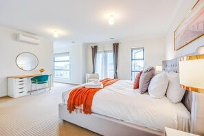 Iron/ironing board, free WiFi - StayAU 4BR Tranquil Family Escape House (Point Cook)