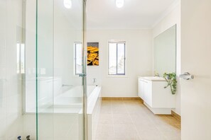 Maison, vue jardin | Salle de bain