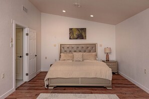 5 Schlafzimmer, Schreibtisch, Bügeleisen/Bügelbrett, WLAN