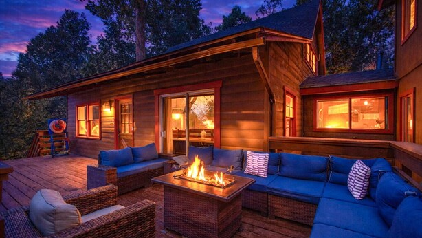 A wooden cabin with a deck, outdoor seating area, and a fire pit. - Idyllwild Retreat - Fire Pit, Views, Game Room (Idyllwild-Pine Cove)