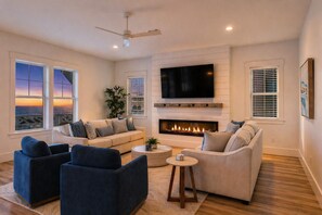 TV connectée, cheminée, livres