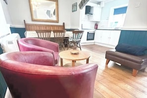 Image 6 - 3 Bed Cottage Sleeps 6 - Dog Friendly - Patio (New Quay)