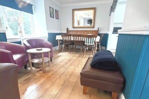 Image 4 - 3 Bed Cottage Sleeps 6 - Dog Friendly - Patio (New Quay)