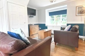Image 8 - 3 Bed Cottage Sleeps 6 - Dog Friendly - Patio (New Quay)