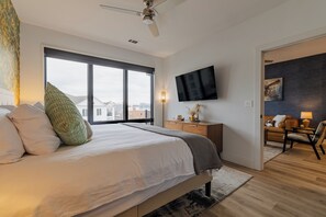Desk, iron/ironing board, free WiFi, bed sheets - The Six String! Your Summer Reserve - POOL & GYM! (Nashville)