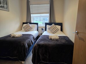 3 quartos, ferros/tábuas de passar roupa, Wi-Fi, roupa de cama