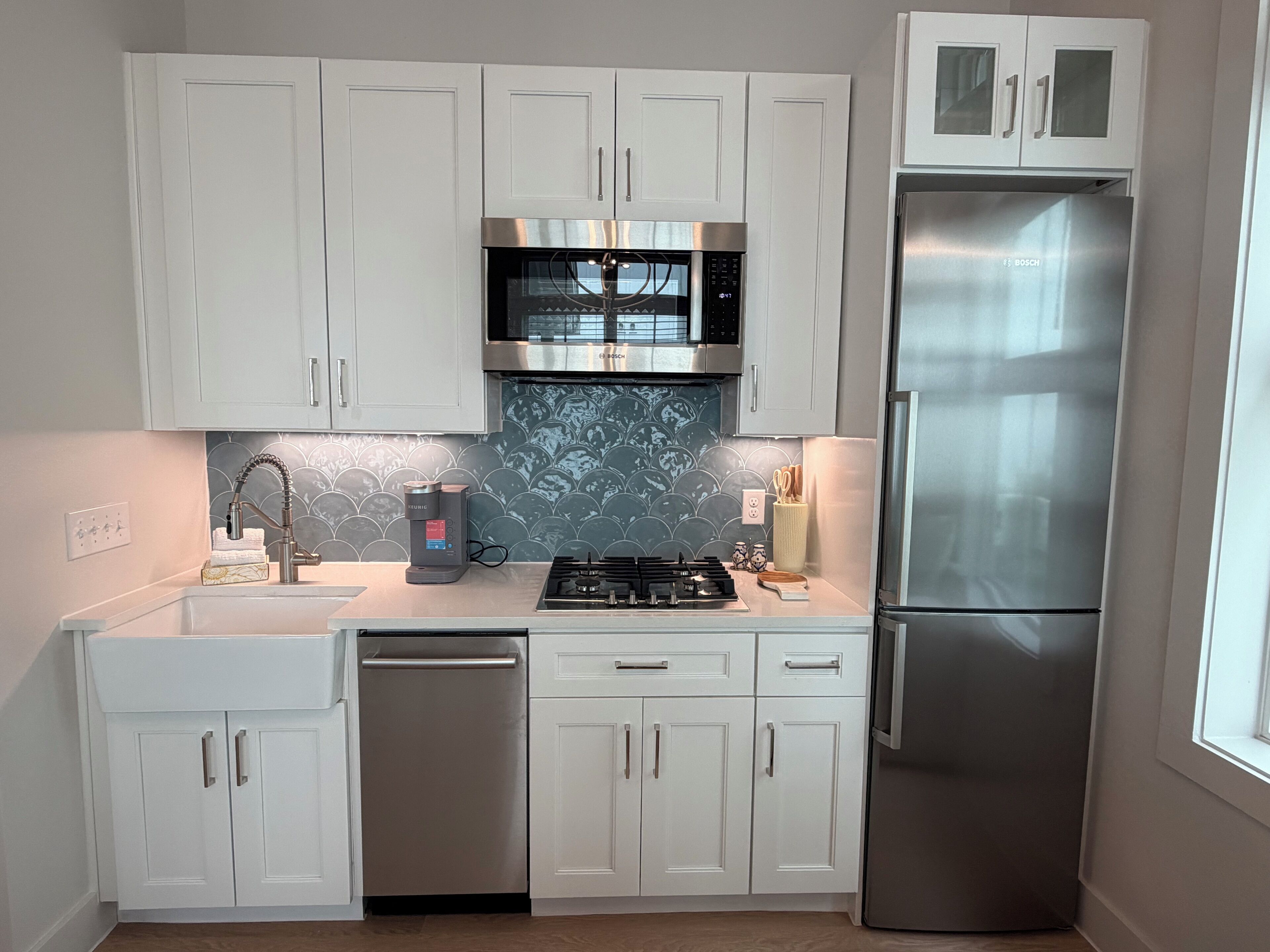 Kühlschrank, Mikrowelle, Herdplatte, Geschirrspüler