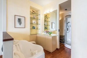 Shower, hair dryer, bidet, towels - Piazza Rossetti 3A/8, Genova, Italy (Genova)