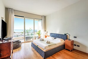 3 bedrooms, iron/ironing board, free WiFi, bed sheets - Piazza Rossetti 3A/8, Genova, Italy (Genova)