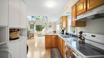 Fridge, microwave, oven, coffee/tea maker