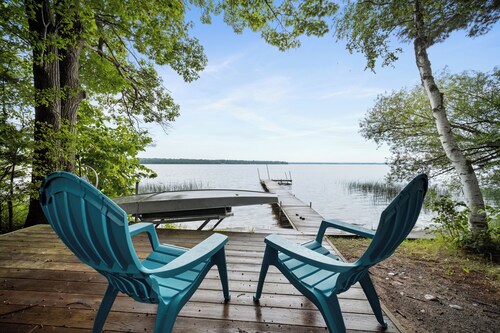 Paradise Chalet : Summer Lakefront Fun w/ Dock & Kayaks