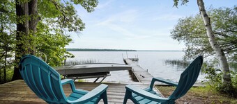 Paradise Chalet : Summer Lakefront Fun w/ Dock & Kayaks