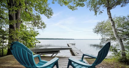 Paradise Chalet : Summer Lakefront Fun w/ Dock & Kayaks