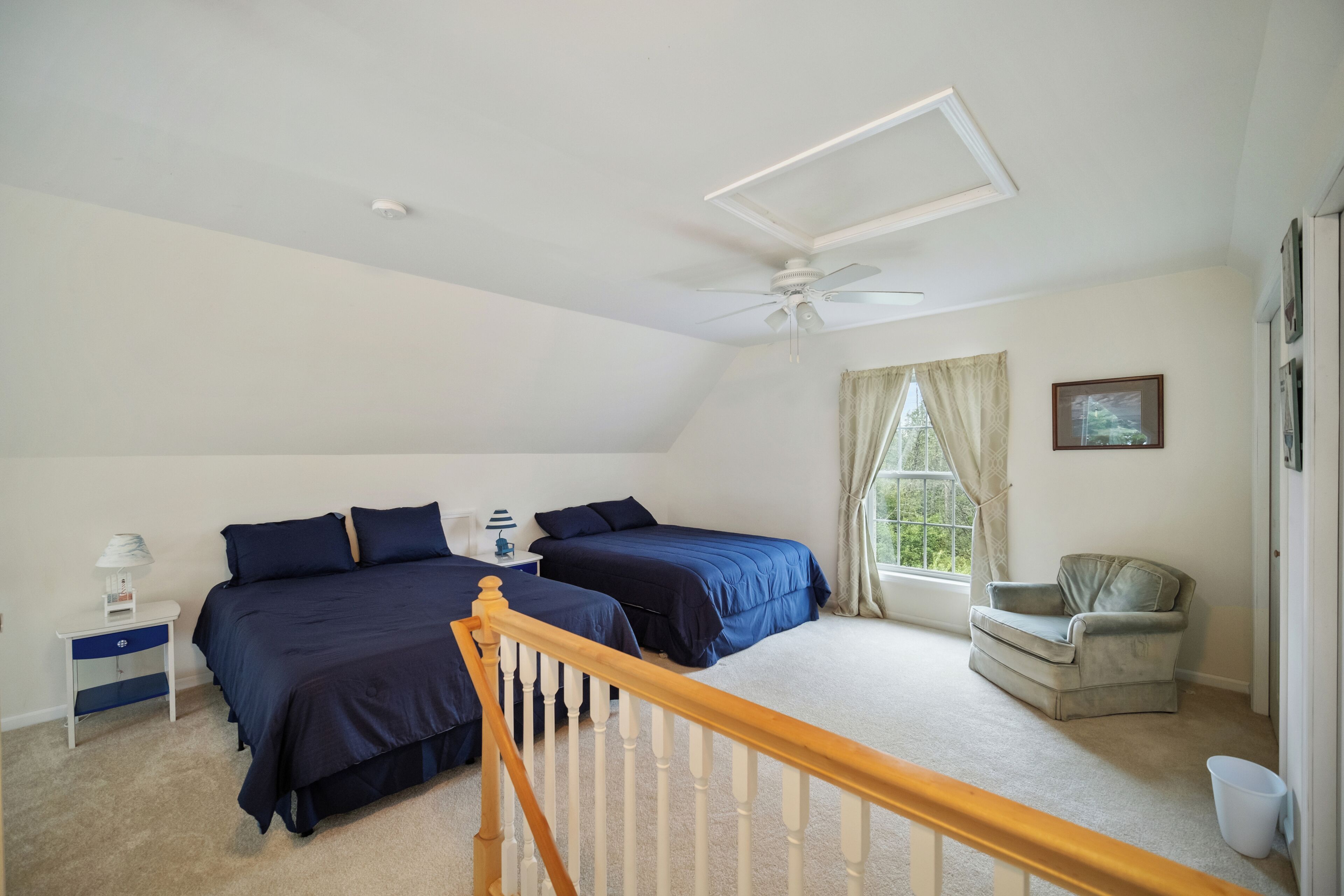 Escritorio, tabla de planchar con plancha, wifi gratis y ropa de cama