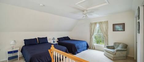 Escritorio, tabla de planchar con plancha, wifi gratis y ropa de cama