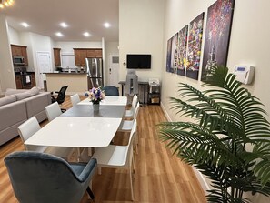 Dining - Modern Country Home Near Devil’s Den, Blue Grotto, Ocala & University of Florida (Williston)