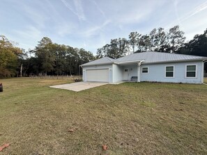 Exterior - Modern Country Home Near Devil’s Den, Blue Grotto, Ocala & University of Florida (Williston)