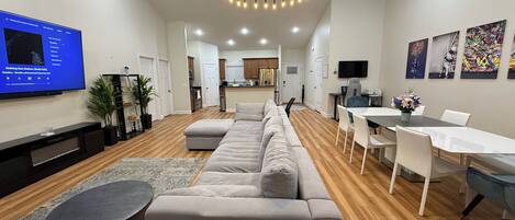 Smart-TV, Kamin, Stereoanlage, Drucker