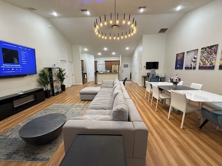 Smart TV, fireplace, stereo, printers. Modern Country Home Near Devil’s Den, Blue Grotto, Ocala & University of Florida
