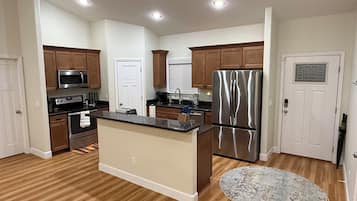 冰箱、微波炉、烤箱、炉灶