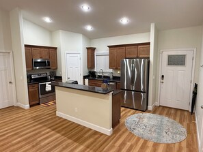 Fridge, microwave, oven, stovetop - Modern Country Home Near Devil’s Den, Blue Grotto, Ocala & University of Florida (Williston)