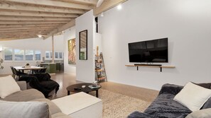 Smart TV, stereo - Sea Side Glide at Maloneys Hide (Maloneys Beach)
