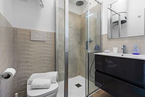 Shower, hair dryer, bidet, towels - Merlo A2 - Town Center & Private Parking, Ceriale, Italy (Ceriale)